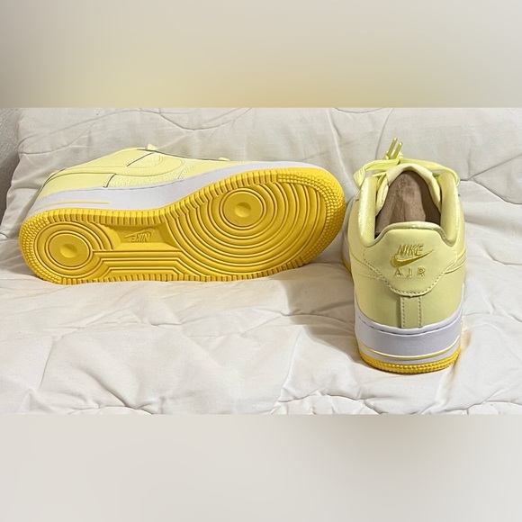 EUC Nike Air Force 1 LV8 GS Citron Tint Yellow Boy shoes size 6 (6 Big Kid) - Picture 7 of 10